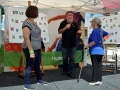 Ciudadanos disfrutando de la actividad de Humana en la plaza de Bayamón