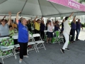 Ciudadanos disfrutando de la actividad de Humana en la plaza de Bayamón