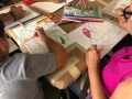 Participante realizando su obra