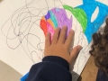 Participante realizando su obra