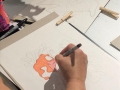 Participante realizando su obra