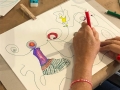 Participante realizando su obra