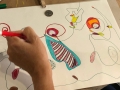 Participante realizando su obra
