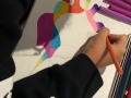 Participante realizando su obra