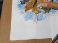 Participante creando su obra
