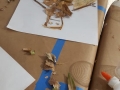Participante creando su obra