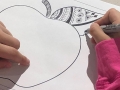 Participante creando su obra