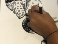 Participante creando su obra