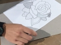 Participante creando su obra