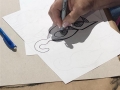 Participante creando su obra