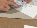 Participante creando su obra