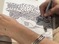 Participante creando su obra