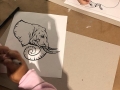 Participante creando su obra
