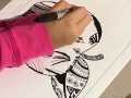 Participante creando su obra
