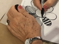 Participante creando su obra