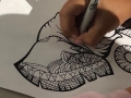Participante creando su obra