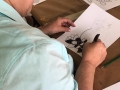 Participante creando su obra