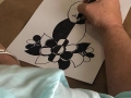 Participante creando su obra