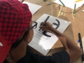 Participante creando su obra