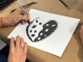 Participante creando su obra