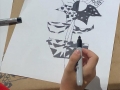 Participante creando su obra