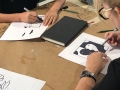 Participante creando su obra