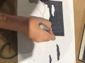 Participante creando su obra