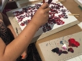 Participante realizando su obra