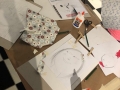 Participante creando su obra