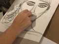Participante creando su obra