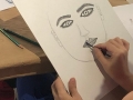 Participante creando su obra