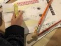 Participante creando su obra