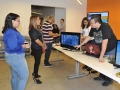 Visitantes del evento viendo los mostradores
