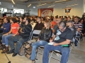 Visitantes del evento escuchando una charla
