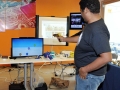 Visitante participando de un juego interactivo