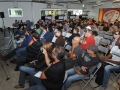 Visitantes del evento escuchando una charla
