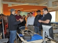 Visitantes del evento viendo los mostradores