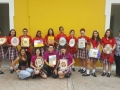 Estudiantes de la Escuela Saint Francis School haciendo mosaicos