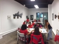 Estudiantes de la Escuela Saint Francis School haciendo mosaicos