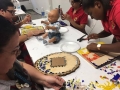 Estudiantes de la Escuela Saint Francis School haciendo mosaicos