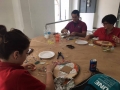 Estudiantes de la Escuela Saint Francis School haciendo mosaicos