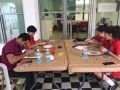 Estudiantes de la Escuela Saint Francis School haciendo mosaicos