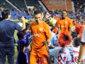 Jugadores del equipo PRFC saludando a niños  de pequeñas ligas
