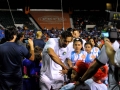 Jugadores del equipo PRFC saludando a niños  de pequeñas ligas