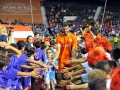 Jugadores del equipo PRFC saludando a niños  de pequeñas ligas
