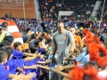 Jugadores del equipo PRFC saludando a niños  de pequeñas ligas