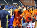Jugadores del equipo PRFC saludando a niños  de pequeñas ligas