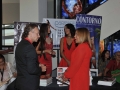 Lobby del teatro con las personas llegando a la actividad
