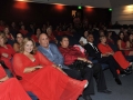Visitantes sentados en el teatro
