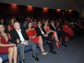 Visitantes sentados en el teatro